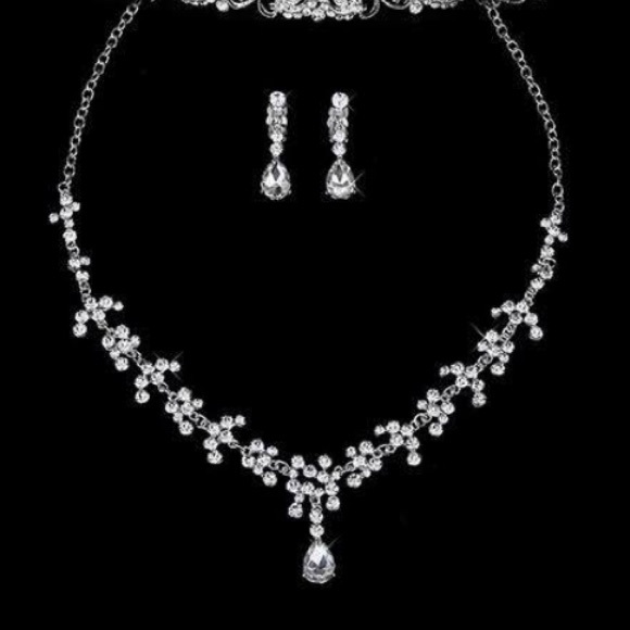 Beautiful teardrop necklace and earring set - Picture 2 of 2